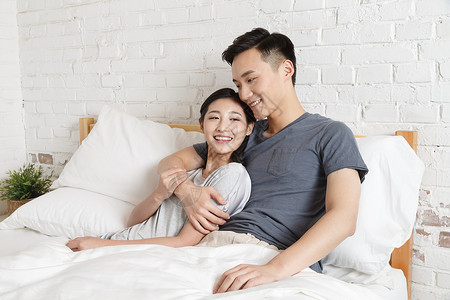 两个人幸福床上用品浪漫情侣图片