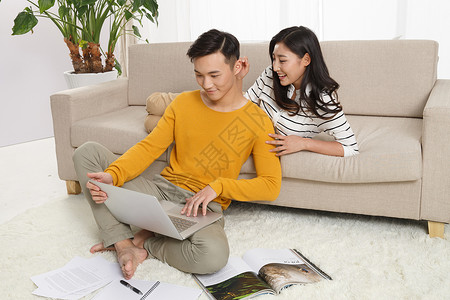 电脑家庭生活沙发浪漫情侣图片