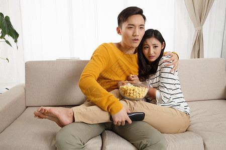 两个人摄影起居室青年情侣坐着沙发上看电视图片