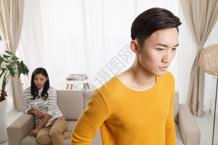 客厅的沙发图片青年伴侣彩色图片抱怨不高兴的青年情侣背景