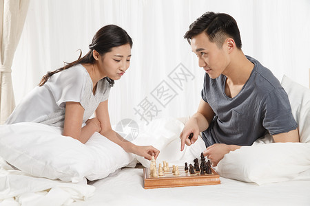 户内看夫妇青年情侣下象棋图片
