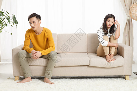 沙发摄影青年情侣吵架图片