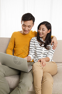 住宅房间家庭生活青年伴侣浪漫情侣看电脑图片