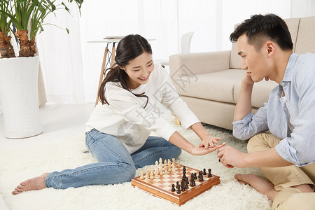 快乐亚洲仅成年人青年情侣下象棋图片