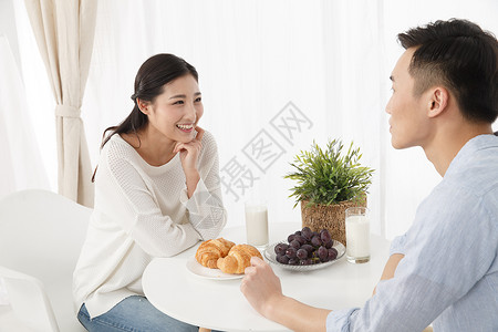 青年情侣吃早餐图片