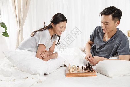 和谐夫妇国际象棋青年情侣下象棋图片