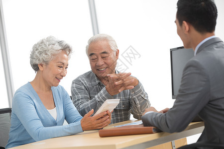 家庭咨询老年夫妇与理财顾问背景
