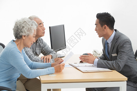 专业保险老年夫妇与理财顾问背景