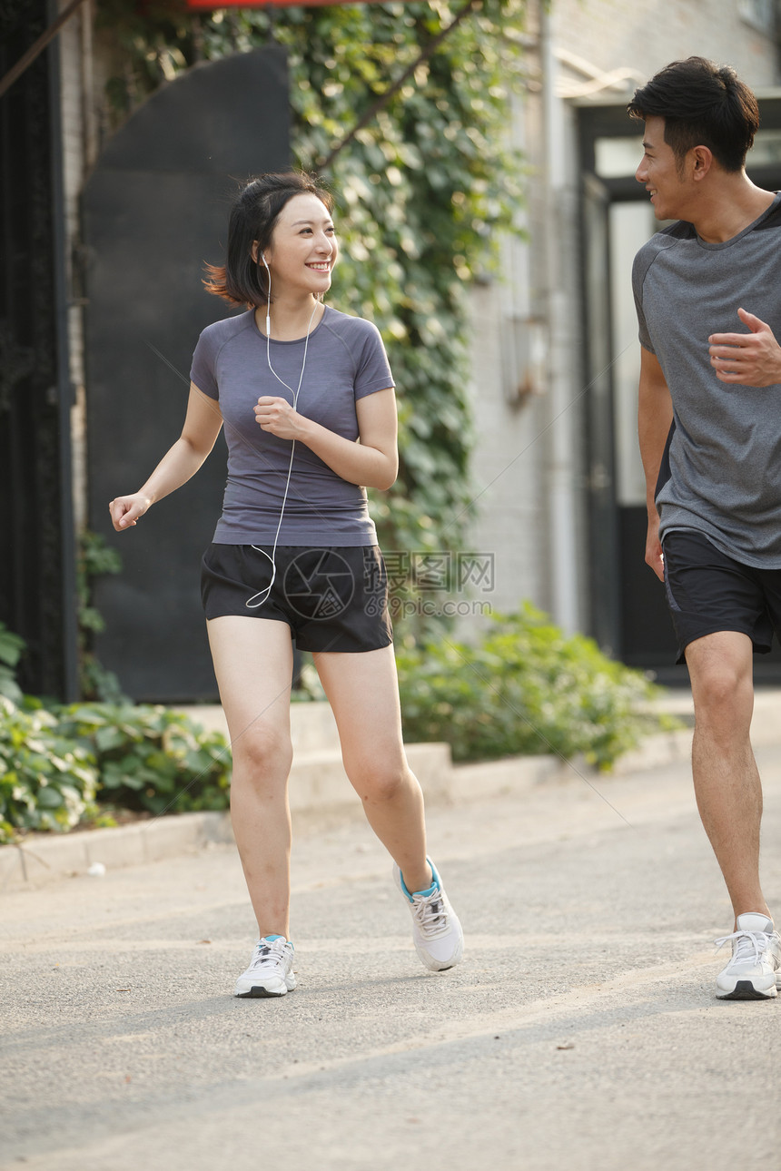 青年情侣跑步健身图片