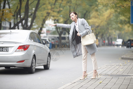 北京时间街景车站街道青年女人在路边等出租车背景