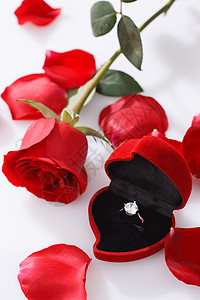 影棚拍摄礼物玫瑰花瓣钻戒和玫瑰花图片