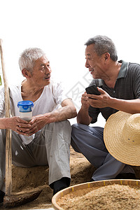 农村互联网老年男人两位老农民在聊天背景
