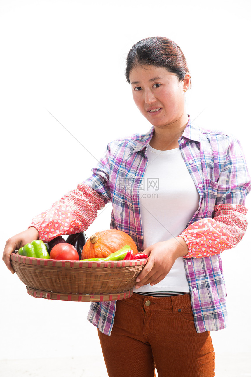 女人拿着一筐蔬菜图片