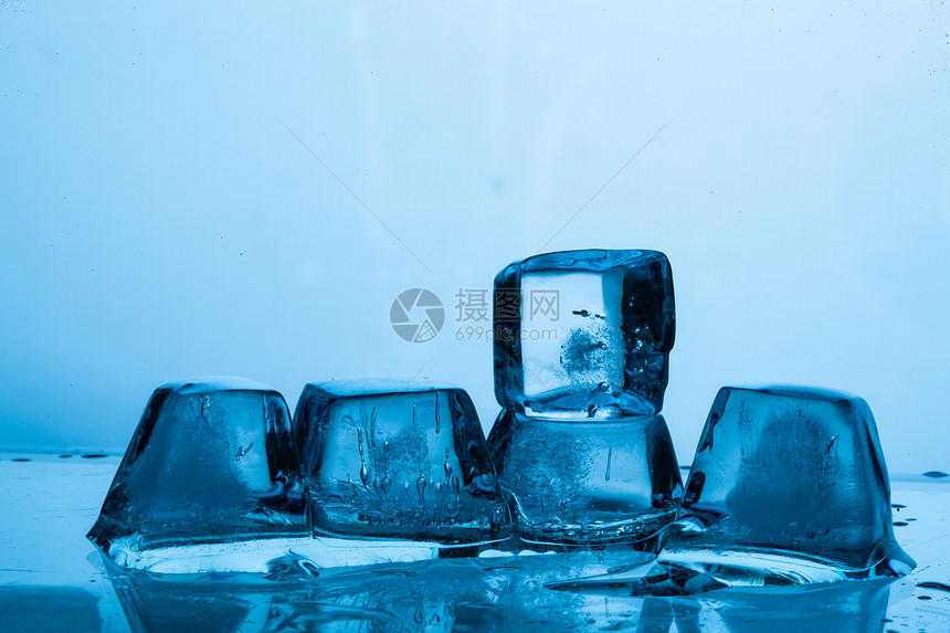 寒冷的透明透明度冰块图片