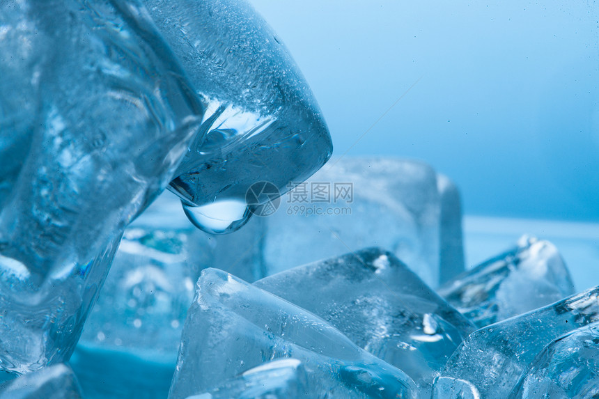 寒冷的透明冰块图片