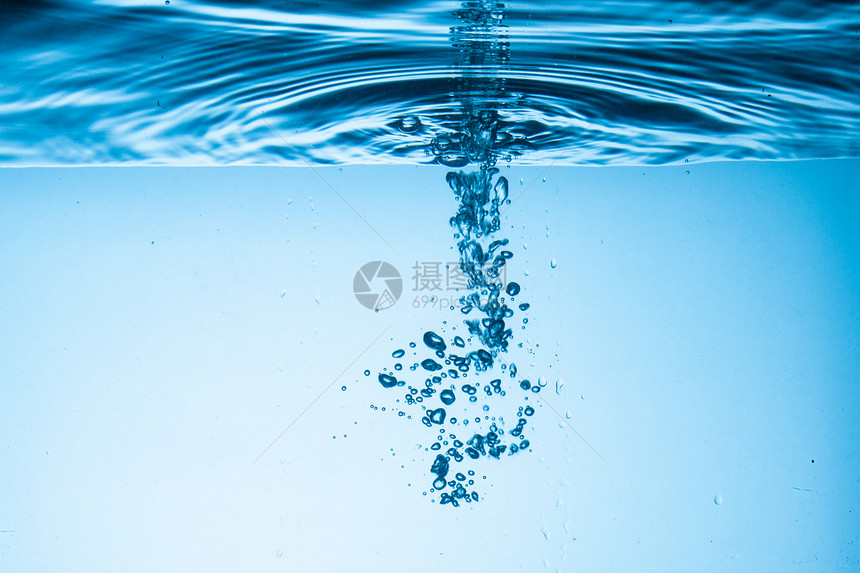 液体凉爽纯净水水花图片