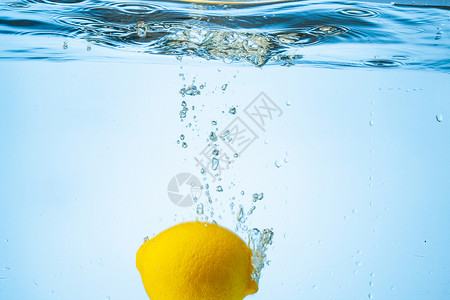 柠檬掉入水中图片