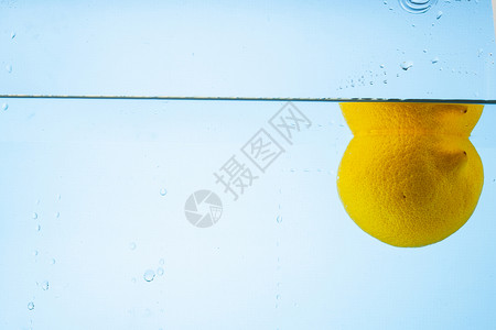 维生素酸的湿柠檬掉入水中图片
