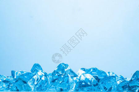 透明泡泡蓝色清凉冰块的创意摄影背景