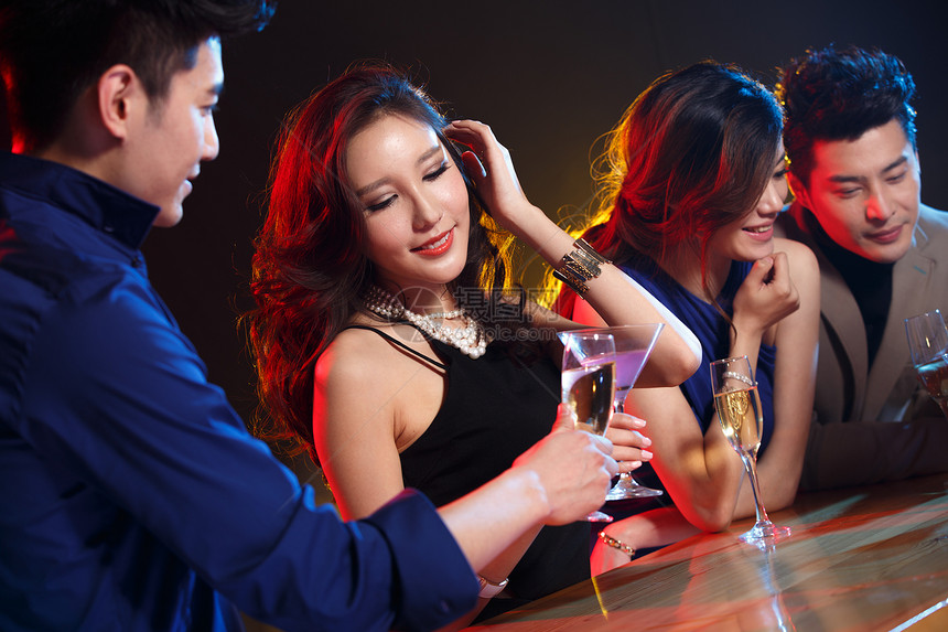 优雅水平构图自由青年男女在酒吧喝酒图片