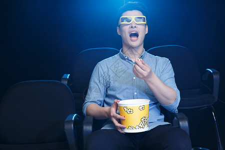 3d面部夜总会仅成年人无忧无虑一个青年男人在电影院看电影背景