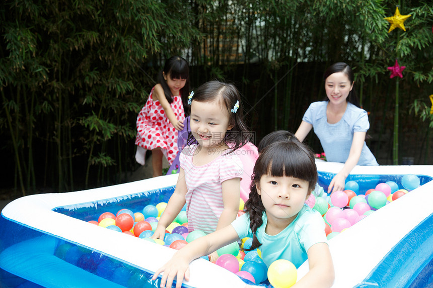 相伴休闲活动学龄前幼儿园儿童和教师在户外玩耍图片