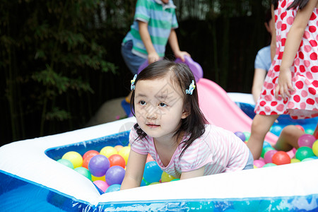 幼儿园彩色图片学龄儿童可爱的小女孩在户外玩耍高清图片