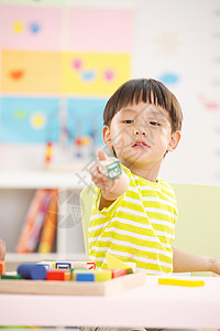 可爱的教育幼儿园儿童在娱乐室玩耍图片