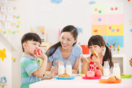 咀嚼食物幼儿园儿童在吃早餐背景