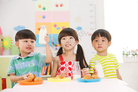 幼儿园儿童在吃早餐喝牛奶高清图片