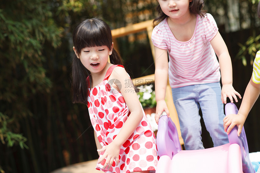3岁到4岁庭院学龄儿童可爱的小女孩在户外玩耍图片