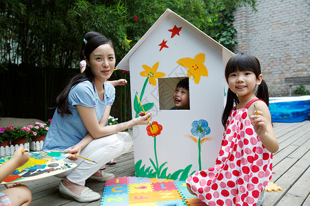 天孩子画笔学龄前彩色图片幼儿园的师生在做手工背景