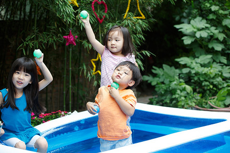 水池玩具可爱的儿童在游乐水池玩耍背景