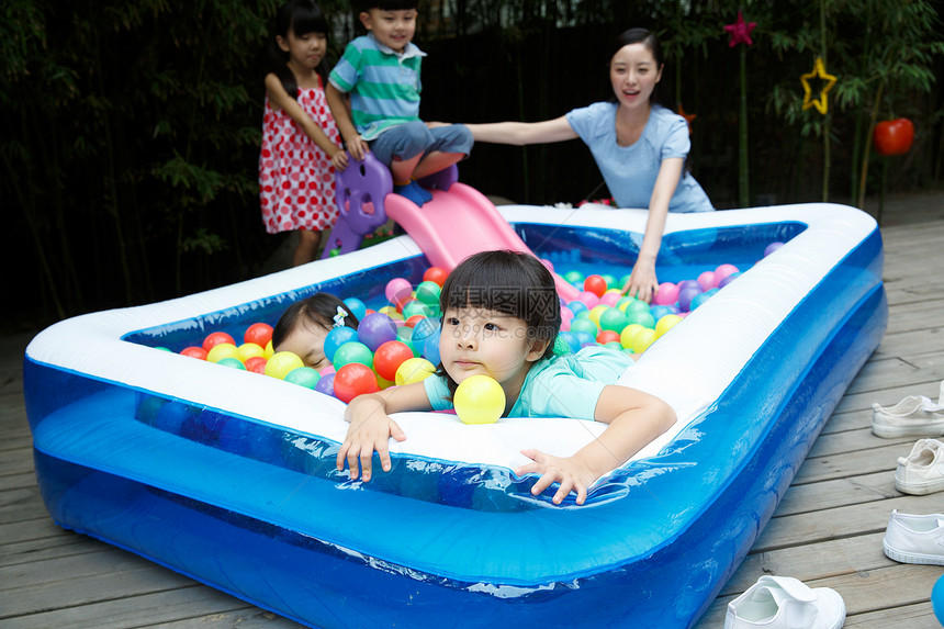 女球天真的幼儿园儿童和教师在户外玩耍图片