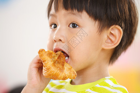 中国餐小男孩在幼儿园吃早餐背景