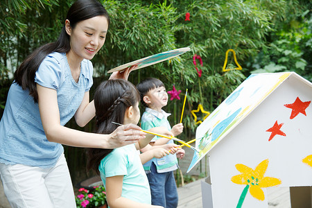 素材小画家幼儿园的师生在做手工背景