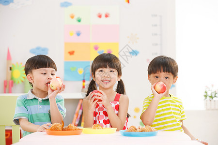 中国餐幼儿园儿童在吃早餐背景