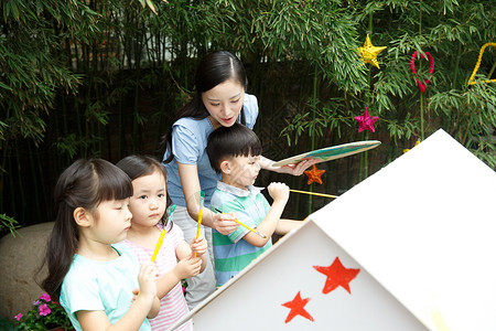小画家和男孩东亚户外幼儿园学童幼儿园的师生在做手工背景