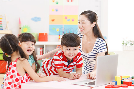 多个男生素材多个人友谊互联网幼儿园里老师和儿童使用电脑背景