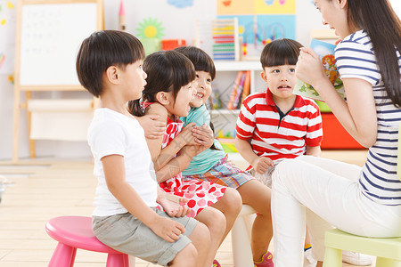 学习学生亚洲人老师和儿童在幼儿园里图片