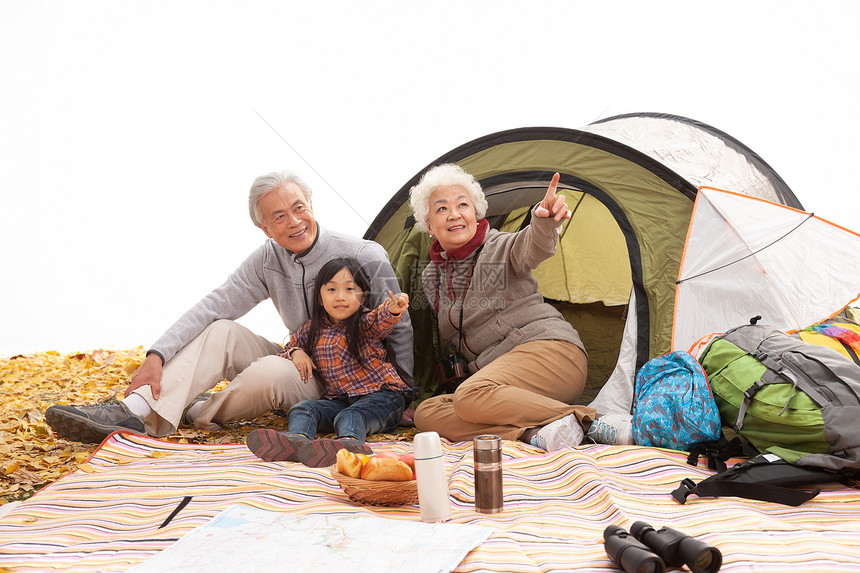 祖父母和孙女在露营图片