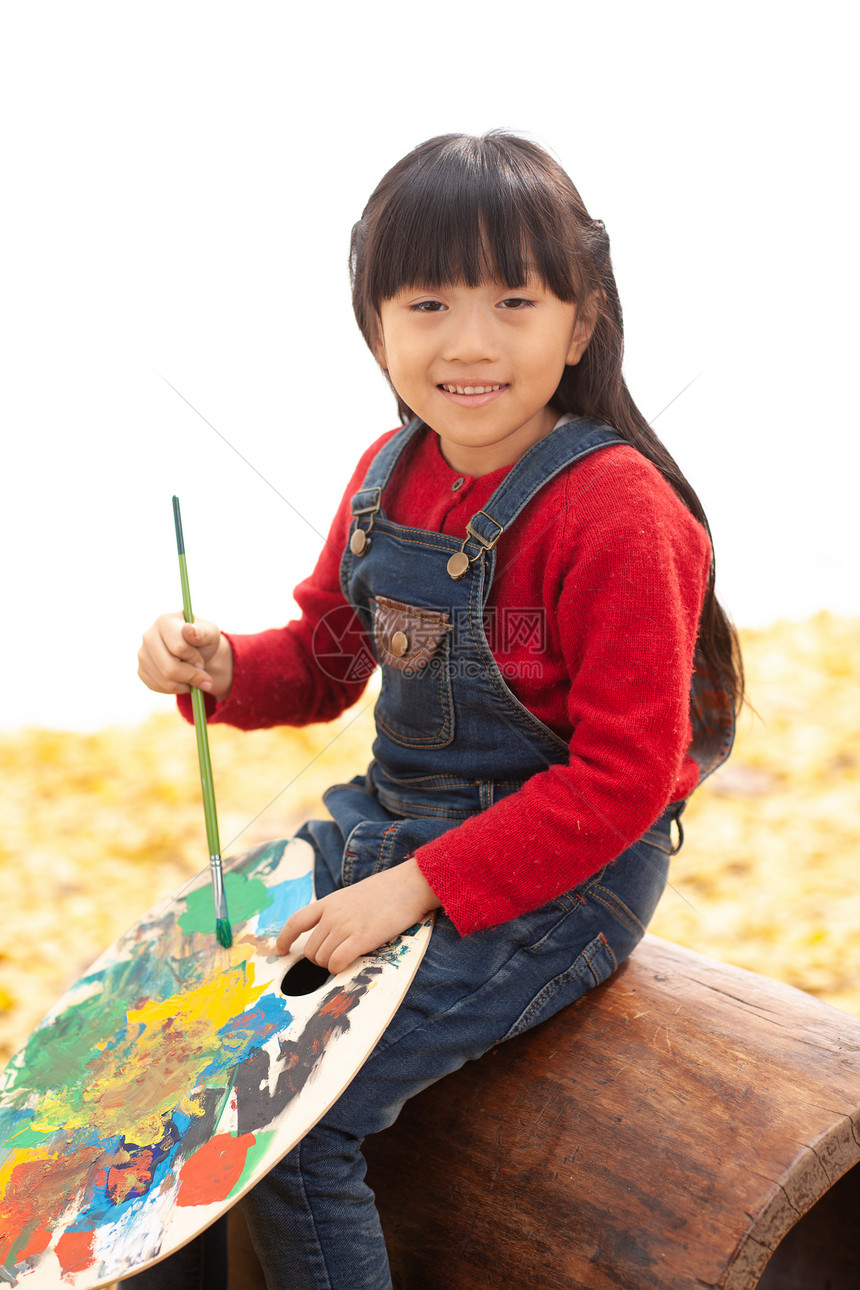 垂直构图画架快乐小女孩画画图片