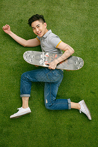 滑板爱好者时尚活力的青年男人玩滑板背景