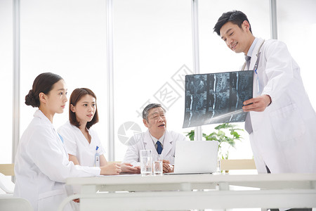 触摸专注协助医务工作者在看X光片高清图片