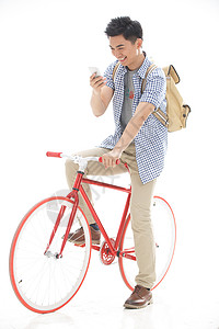 骑自行车的学生全身像青年文化玩耍年轻的大学生骑自行车背景