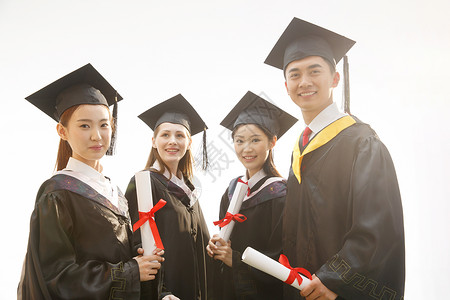 大学生穿着学士服庆祝毕业人生大事高清图片素材