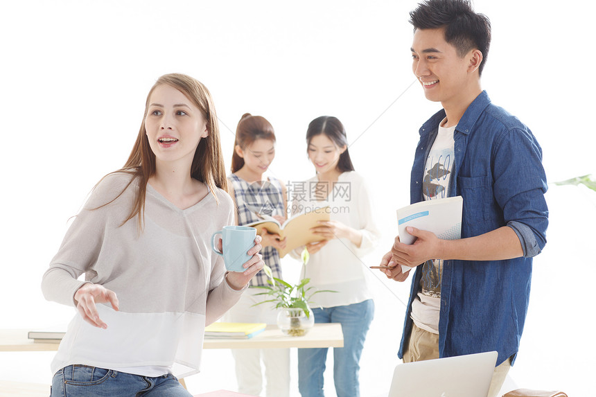 亚洲家庭作业水平构图年轻的大学生在学习图片