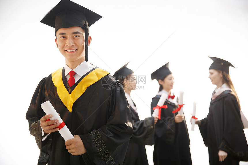 自信大学生穿着学士服庆祝毕业