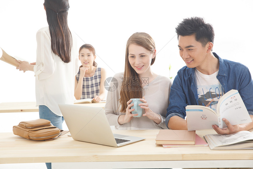 半身像成年学生年轻的大学生在学习图片