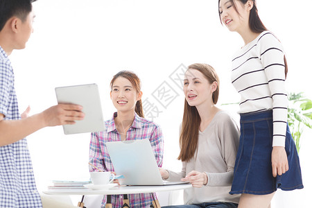 家庭学校西方人学校留学生年轻的大学生在使用电脑背景